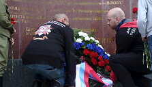 Du &bdquo;Naktinių vilkų&ldquo; baikeriai Vienoje padėjo vainiką prie paminklo sovietų kariams