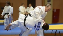 Vladimiras Putinas dziudo treniruotėje su nacionaline dziudo rinktine ir jos treneriu