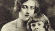 Agatha Christie su dukra Rosalind. Tai viena i&scaron; nuotraukų, kuri buvo plačiai skelbiama paie&scaron;kos metu.