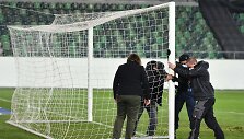 Prie&scaron; rungtynes Sankt Galeno stadione &Scaron;veicarijoje buvo keičiami vartai.