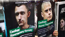 Plakatas, ant kurio &ndash; Ivanas Podkopajevas (de&scaron;inėje)