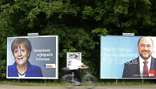 I&scaron; rinkimų plakatų žvelgia Vokietijos kanclerė Angela Merkel ir Europos Parlamento pirmininkas Martinas Schulzas