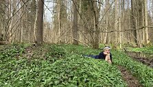Edita Medeina me&scaron;kinių česnakų plantacijoje