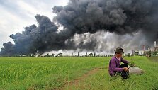 Indonezijoje antrą dieną liepsnoja naftos perdirbimo įmonė