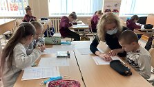 Veiviržėnų Jurgio &Scaron;aulio gimnazijos antrokų mokytojos Danguolės &Scaron;ukevičienės klasėje &ndash; trys ukrainiečių vaikai.