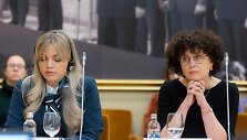 Ukrainos ambasados III sekretorė Lesia Rozhak ir Inga Vidugirytė-Pakerienė, lapkričio 18 d. Lietuvos Respublikos Seime vykusioje tarptautinėje konferencijoje &bdquo;Kultūros diplomatijos galimybės kuriant tvarią naujojo pokario Europą&ldquo;
