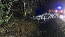 Policijos stabdomas BMW nestojo &ndash; nulėkė nuo kelio ir trenkėsi į medį: žuvo jaunas vairuotojas