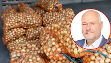 Vokietijos politikas J&ouml;rgas Dornau ir svogūnų ūkis