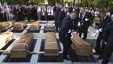 Lenkija surengė &scaron;imtų per Antrąjį pasaulinį karą nacistinės Vokietijos įvykdytų masinių egzekucijų aukų valstybines laidotuves