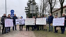 Antkopčio gyventojai penktadienį piketo vietai pasirinko Gargždus, gatvę prie &bdquo;Tele2&ldquo; salono. Žada kad kitas piketas bus Vilniuje.