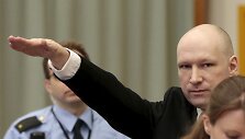 Norvegijoje į teismo posėdį atvykęs ekstremistas Breivikas pademonstravo nacių pasisveikinimą