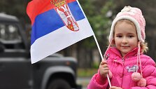 Mergaitė su Serbijos vėliava