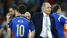 Alejandro Sabella guodžia L.Messi po 2014 metų pasaulio čempionato finalo.