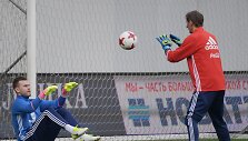 Gintaras Staučė (de&scaron;inėje) treniruoja I.Akinfejevą.