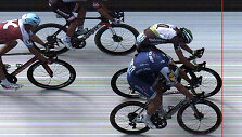 &bdquo;Tour de France&ldquo; septintojo etapo fini&scaron;as: vokietis M.Kittelis (de&scaron;inėje žemiau) ir norvegas E.B.Hagenas (de&scaron;inėje auk&scaron;čiau).