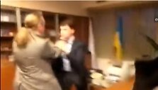 Internete paskelbtas vaizdo įra&scaron;as, kuriame &bdquo;Svoboda&ldquo; partijos nariai užpuola Ukrainos nacionalinio transliuotojo vadovą Aleksandrą Panteleymonovą.