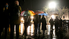 Paskutinės i&scaron;ankstinio balsavimo dienos žmonių eilė Luki&scaron;kių aik&scaron;tėje