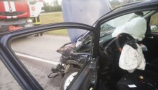 Smūgio būta stipraus: &bdquo;Ford Galaxy&ldquo; nuvažiavo nuo kelio.