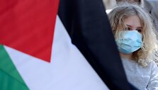Mergina laiko Palestinos vėliavą