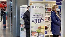 Apsauginių kaukių vaistinėse norintys įsigyti žmonės