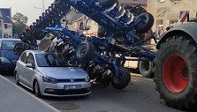Virsdami padargai Priekulėje prispaudė automobilį.