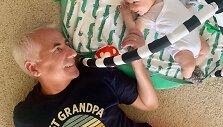 Vygaudas U&scaron;ackas su anūku Teodoru Niels