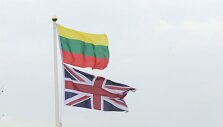 Didžiojoje Britanijoje prie mokyklos i&scaron;kelta Lietuvos trispalvė papiktino vietinius