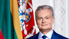 Gitano Nausėdos portretas, kuris pristatytas valstybinėms įstaigoms
