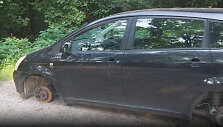 Apleistas automobilis prie Kauno marių