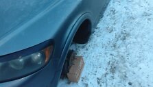 Neseniai be visų 4 ratų ratų Fabijoni&scaron;kių gale buvo paliktas apynaujis &bdquo;Volvo C30&ldquo; hečbekas.