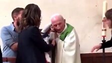 Krik&scaron;to ceremonijos metu dvasininkas sudavė kūdikiui