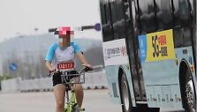 Maratono bėgikė su dviračiu