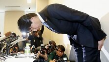 Jaunasis Japonijos politikas vie&scaron;ai atsipra&scaron;ė už nei&scaron;tikimybę savo žmonos ir visos tautos.
