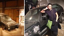 Severija Inčirauskaitė-Kriaunevičienė prie savo kūrinio &bdquo;Dismaland&ldquo; parke