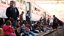 Migrantai mėgina įsėsti į traukinius prie Kroatijos sienos