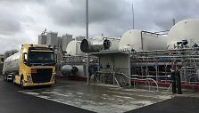 &bdquo;Lietuvos energijos&ldquo; grupės įmonės įgyvendins didelį SGD tiekimo sausuma sandorį &ndash; parduotas dujas ve&scaron; &scaron;imtas autodujovežių