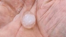 &Scaron;ilutėje pirmadienio popietę i&scaron;krito stambių ledukų kru&scaron;a. Gabalėlių skersmuo siekė ir 2 cm.