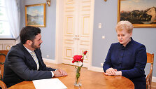 Dalia Grybauskaitė antradienį Vilniuje įteikusi skiriamuosius ra&scaron;tus naujajam Lietuvos ambasadoriui Baltarusijoje Andriui Pulokui.