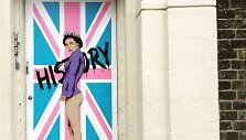 Gatvės menininkas Pegasus nutapė pusnuogę karalienę Elizabeth II