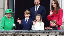 Elizabeth II, princas Williamas ir Kate Middleton su vaikais / &bdquo;Scanpix&ldquo; nuotr.

