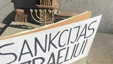 Paneriuose paliktas protestuotojų plakatas