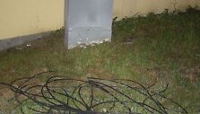Vagi&scaron;iai susigundė elektros kabeliais Klaipėdos centriniame stadione.