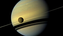 Titanas, Saturnas ir jo žiedai. &Scaron;is &scaron;e&scaron;ių kadrų montažas vaizduoja Saturną, jo žiedus ir milžini&scaron;kąjį mėnulį Titaną, kuris yra antras didžiausias mėnulis Saulės sistemoje po Jupiteriui priklausančio Ganimedo (Nuotrauka daryta 2012 kovo 6 d., kai "Cassini" nuo Titano skyrė 770 tūkst. km)