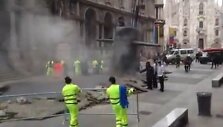 Milane pro gatvės grindinį i&scaron;kilo povandeninis laivas.