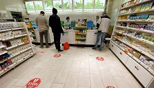 Apsauginių kaukių vaistinėse norintys įsigyti žmonės