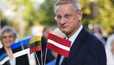 &Scaron;vedijos užsienio reikalų ministras Carlas Bildtas laiko Baltijos &scaron;alių vėliavėles