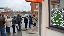 Eilės prie &bdquo;Swedbank&ldquo; bankomato
