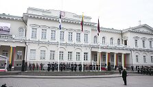 Vėliavų pakėlimo ceremonijos akimirka