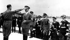 Rudolfas Hessas sveikina Adolfą Hitlerį per nacistų partijos suvažiavimą 1935-aisiais