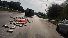 I&scaron; važiuojančios ma&scaron;inos Kaune pabiro plytos